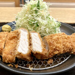 Tonkatsu Izumi - 大ロースかつ定食　正面から