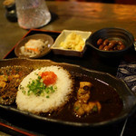 アチャールがけ、ラム＆ポークのホットキーマ（中辛口）、角切り豚バラの黒カリー（辛口）