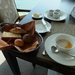 メインダイニング シーホース - 【朝食】バスケットに盛りつけられたパン(^^♪