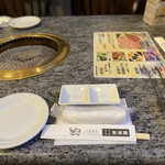 川崎名物 炭火焼肉 食道園 - テーブルセット