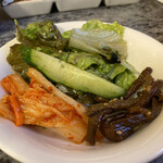 川崎名物 炭火焼肉 食道園 - 個人のお皿…酒の合間に摘みます