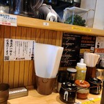 Hanakiryuu Miso - 卓上に紙エプロンがデフォルトで置いてあるのが親切です。