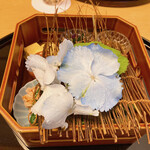 和の薫 中井 - 縁高弁当、紫陽花？と共に