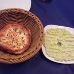 メイハーネ オゼリ - エクメク（トルコのパン）とフムス