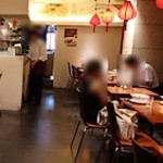 チャンズ - 通路沿いにはテーブル席が配置されています