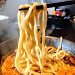 208681364 - 海老香味ラーメン　950円
                        
                        自家製平打ちストレート麺で、うどんのようないでたち。
                        茹で上がりはかなり柔め、コシや食感今一つ。
                        もう少し硬い方が、私の好みです。