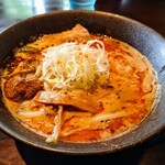 麺や 蒼 - 海老香味ラーメン　950円
            
            海老香味ばっちりで美味しい！
            こんなに沢山の旨味を足し算しているのに、
            最後まで飽きることなく、食べ続けました。
            何なら、もっと強い海老フレーバーでも良いかも。