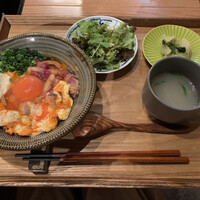 博多 鴨すき 鴨しゃぶ なかもぐろ - 炭火レアもも肉の親子丼　１２８０円