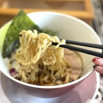 拳ラーメン - こっちはムチムチ平打縮れ麺