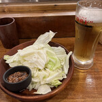 やきとん 多吉 - 生ビールとお通しキャベツ。肉味噌が美味い。