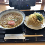 Udoncha Yakaiduya - かき揚げうどん、900円。