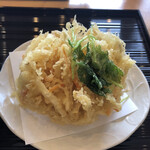 うどん茶屋 海津屋 - プリップリの海老が入ったサックサクのかき揚げ。脂っこさは皆無。