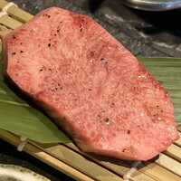 北新地焼肉 きらく - 厚切りの牛タンです