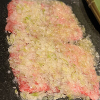 北新地焼肉 きらく - 輪切りのレモンをめくるとネギタン塩が二枚