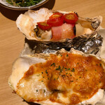 酒、銀シャリ、おだし やちよ - クリームグラタン焼き牡蠣とトマト＆ベーコン焼き牡蠣