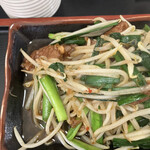 丸福 - シャキシャキの野菜と下処理されたレバー