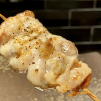 YAKITORI 燃 es - 姫っこ地鶏のミスジ
                牛なら肩甲骨に当る部位、弾力があり噛むと肉汁と旨味がジュワッと滲み出てきます。
                写真を撮らず動画から写真としましたからピンボケしてしまいましたf^_^;