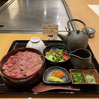 本格肉料理 丸小 - 黒毛和牛ひつまぶし１５０ｇ  ご飯は白米とガーリックライスのハーフ＆ハーフ