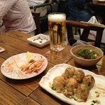 手頃でこの雰囲気がいい☆所狭しとお客さんが座る店内