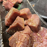 味樹園 - 牛・豚タン食べ比べ