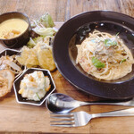 ジラソーレ - ランチプレート¥1,430 生クリームとチーズの白いカルボナーラ、ドライトマトのブルスケッタ、ポテサラ、キノコのピーナッツソースサラダ、旬野菜のフリット、ポタージュスープ(冷)、グリーンサラダ