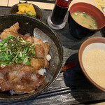 Mugito Ro Gaden - カルビ丼セット940円