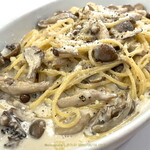 ガストロノミア ヨシ - たっぷりきのこがチーズに溶け込んだホワイトクリームパスタ