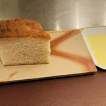 イル アオヤマ - 【写真④】自家製フォカッチャ