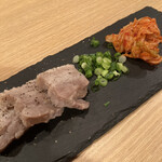 Tachinomi ちょべりぐ - 蒸し豚とキムチ