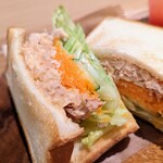 葉っぱcafe - サラダチキン、ツナ、キャロットラペのサンドイッチ