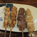 阿うん 博多串焼きの店 - 左から軟骨（豚）、ボンジリ、ハツ、鶏皮