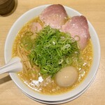 京都ラーメン 森井 - 味噌 味玉ラーメン 950円 ※「太麺」「麺 かため」「ネギ 多め」「背脂 普通」
      2023年6月18日