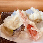 土佐料理 司 - 赤いのはパプリカの天ぷら　これが美味しかった