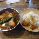 アジアンスープカリー べす - フィッシュフライ＋焼きチーズ　辛さ2.5　　　　　　　　もちベーコントッピング(オクラはお裾分け)