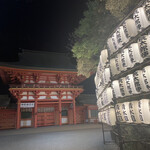 中華居酒屋 餃子酒場 永順 - すっかり日の暮れた氷川神社。