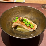 イル アオヤマ - 千葉勝浦金目鯛と北海道えんどう豆　金目鯛の骨で煮出したスープ
