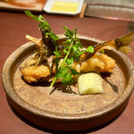 イル アオヤマ - 岐阜　和良川　鮎のフリット　鮎の骨煎餅乗せ