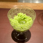 イル アオヤマ - バジルとバニラのシロップで漬け込んだ青梅とバジルのシャーベット