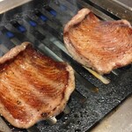 ビーフキッチン - 牛タン（焼いているところ）