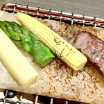 おい河 - 道産黒毛和牛の岩塩プレートイ焼（ヤングコーン/アスパラ緑白添え）