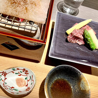 おい河 - 道産黒毛和牛の岩塩プレートイ焼（ヤングコーン/アスパラ緑白添え）