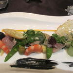 胡瓜とオクラのジュレ、山口県萩産 イサキのミキュイ、海老の低温調理竹炭と雲丹のソース