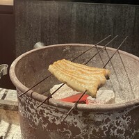 麻布十番 鮨 無銘 - カウンター席から焼いている様子が見られる！