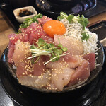 漁師家 大次郎丸 - 海鮮三色月見丼 2500円