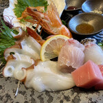 魚料理の店 達 - 刺身の5種盛り
            鮪の中とろが見える