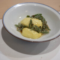 うを徳 - 【殽（さかな）】："玉蜀黍（なんばんきび）豆腐（どうふ）"、w/《羽州白神山地》（しらかみさんち）の"蓴（ぬなは）"