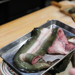 うを徳 - 【殽（さかな）】：《江州琵琶湖（びはこ）》の"鰻鱺（むなぎ）"、百四匁（≒390g）