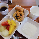 スーパーホテル - フルーツ、ヨーグルト、コーヒー、ミルク、パンはパルミエと粒あんバー♪