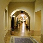 ホテル日航アリビラ - アーチをもよおした趣のある廊下