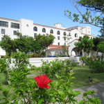 ホテル日航アリビラ - 駐車場側から見たホテルの外観